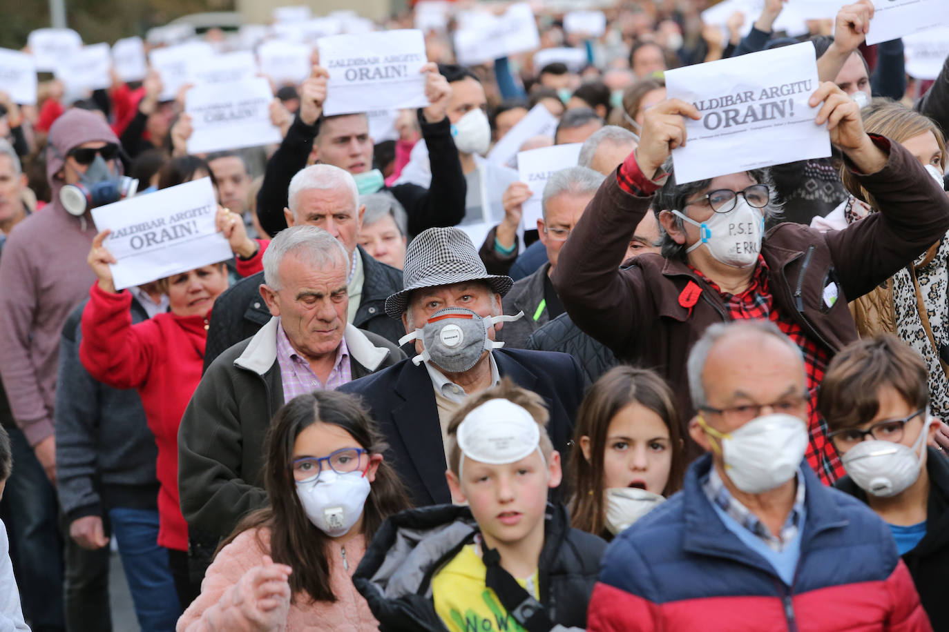 Los vecinos de las localidades cercanas al vertedero han unido sus fuerzas este sábado para protestar por la gestión del desprendimiento de Zaldibar. Y lo han hecho con una movilización conjunta que ha arrancado desde tres localidades próximas a la escombrera: Eibar, Ermua y Elgeta.