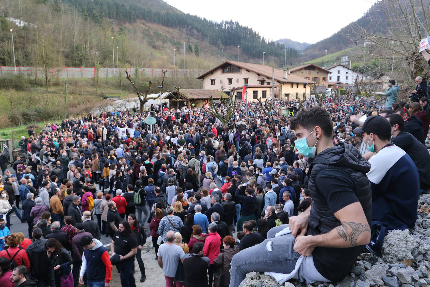 Los vecinos de las localidades cercanas al vertedero han unido sus fuerzas este sábado para protestar por la gestión del desprendimiento de Zaldibar. Y lo han hecho con una movilización conjunta que ha arrancado desde tres localidades próximas a la escombrera: Eibar, Ermua y Elgeta.