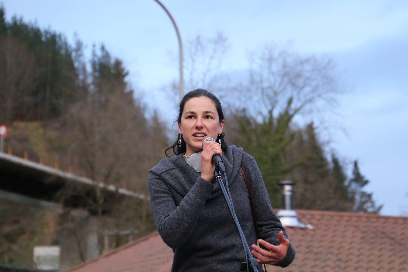 Los vecinos de las localidades cercanas al vertedero han unido sus fuerzas este sábado para protestar por la gestión del desprendimiento de Zaldibar. Y lo han hecho con una movilización conjunta que ha arrancado desde tres localidades próximas a la escombrera: Eibar, Ermua y Elgeta.