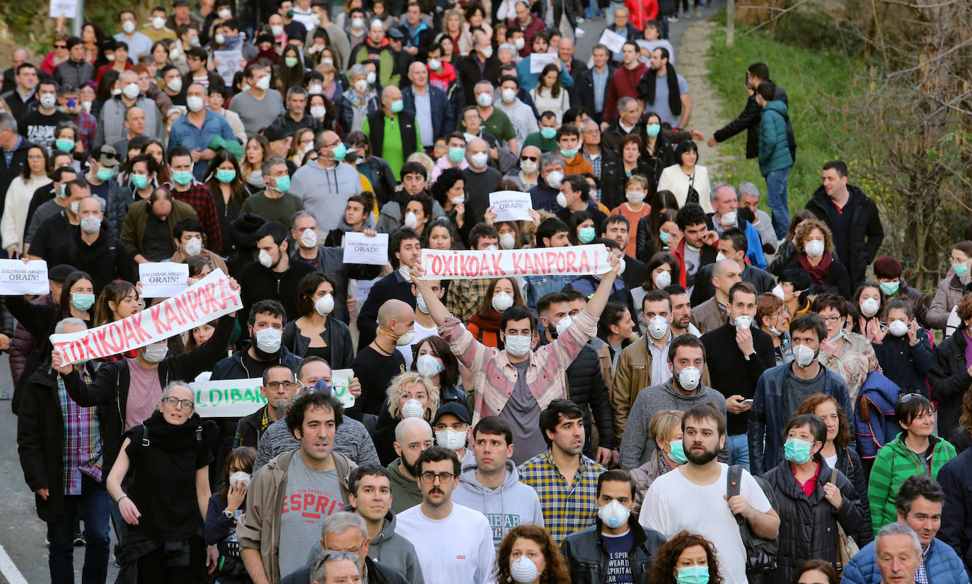 Los vecinos de las localidades cercanas al vertedero han unido sus fuerzas este sábado para protestar por la gestión del desprendimiento de Zaldibar. Y lo han hecho con una movilización conjunta que ha arrancado desde tres localidades próximas a la escombrera: Eibar, Ermua y Elgeta.