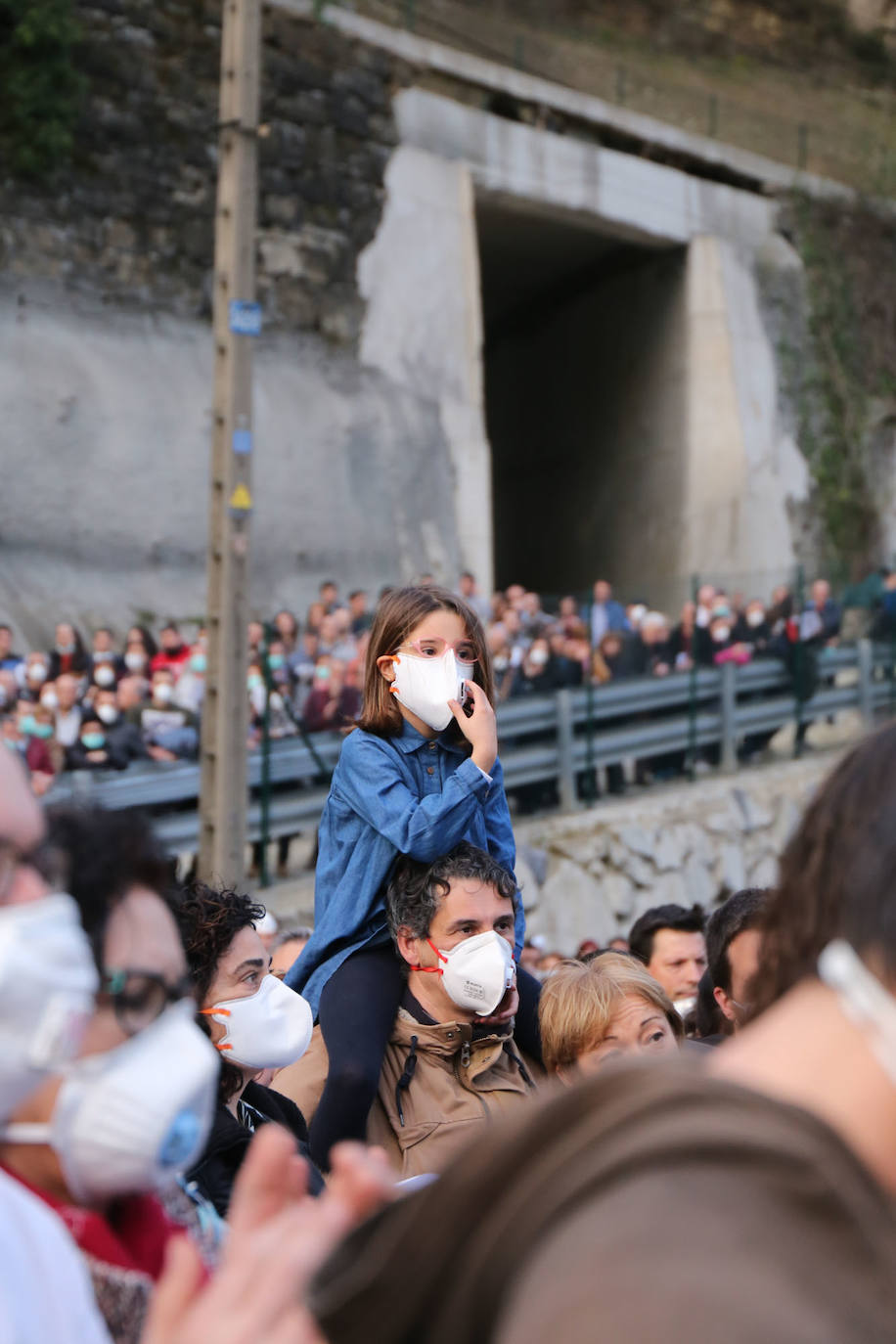 Los vecinos de las localidades cercanas al vertedero han unido sus fuerzas este sábado para protestar por la gestión del desprendimiento de Zaldibar. Y lo han hecho con una movilización conjunta que ha arrancado desde tres localidades próximas a la escombrera: Eibar, Ermua y Elgeta.