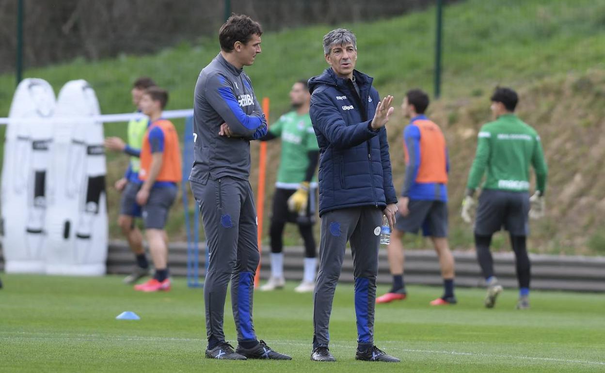 Imanol Alguacil con Jon Ansotegui durante el entrenamiento de este sábado en Zubieta.