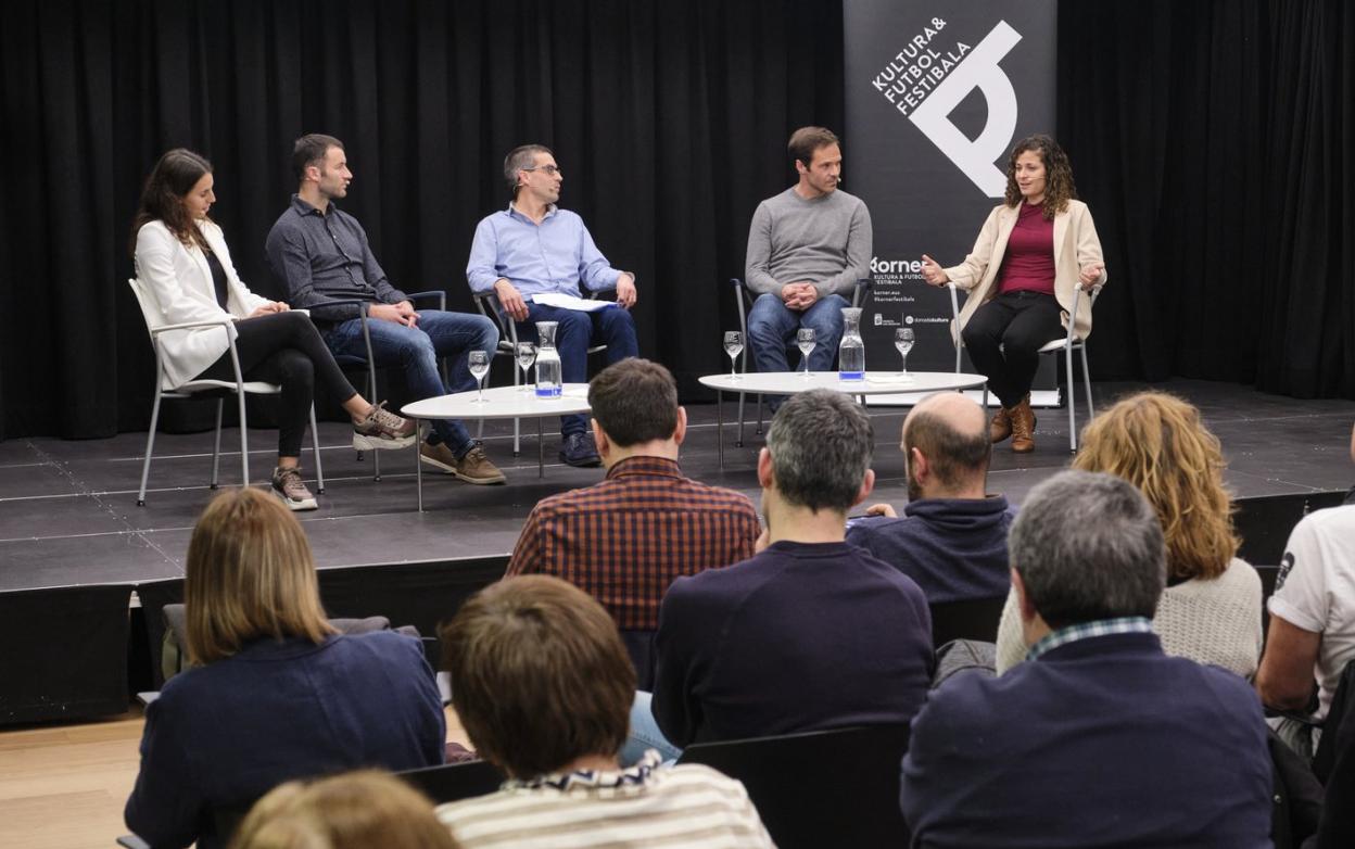 Maddi Torre, Imanol Agirretxe, Ander Izagirre, Mikel Alonso y Manu Lareo, ayer en la casa de cultura Ernest Lluch, en Donostia. 