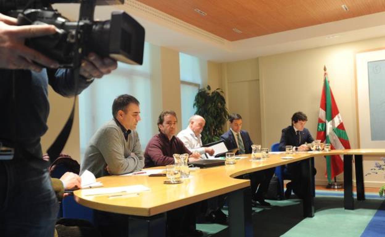 los Toyos (primero por la izquierda), en la reunión celebrada el lunes con el lehendakari, el diputado general y los alcaldes de Zaldibar y Ermua, entre otros