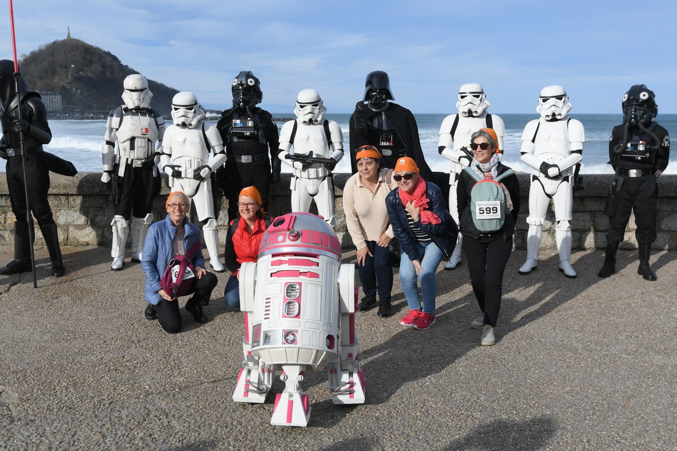 Aspanogi, la Asociación de familias de menores oncológicos de Gipuzkoa, ha reunido en Donostia a más de 800 personas en su VIII Marcha Nórdica Solidaria. La iniciativa, a la que no faltaron la Legión 501 de Star Wars y el payaso Porrotx, cada año recaba más apoyo