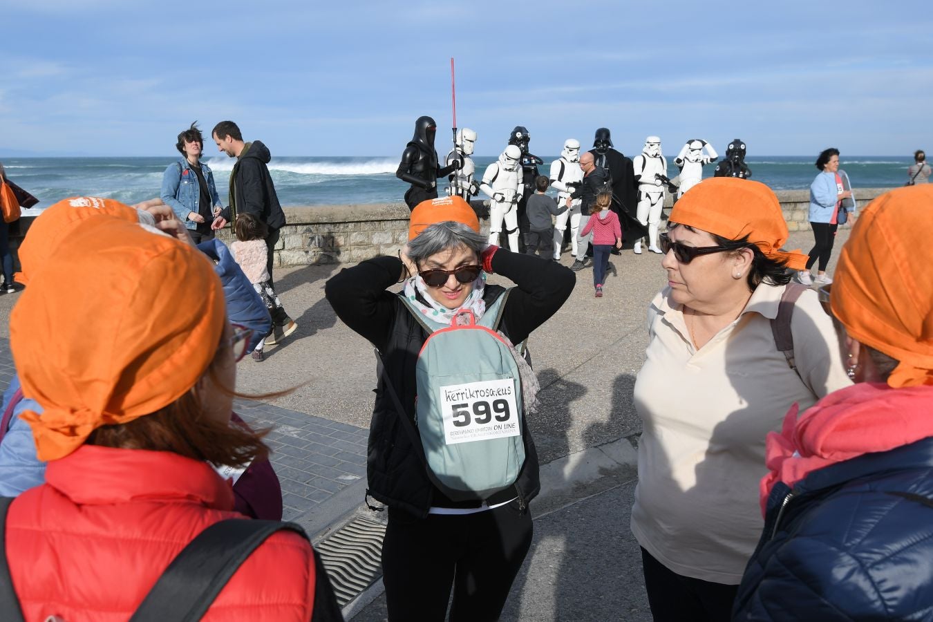Aspanogi, la Asociación de familias de menores oncológicos de Gipuzkoa, ha reunido en Donostia a más de 800 personas en su VIII Marcha Nórdica Solidaria. La iniciativa, a la que no faltaron la Legión 501 de Star Wars y el payaso Porrotx, cada año recaba más apoyo