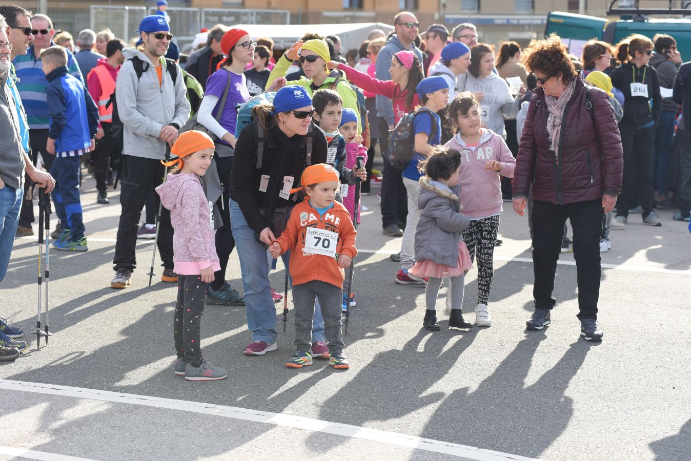 Aspanogi, la Asociación de familias de menores oncológicos de Gipuzkoa, ha reunido en Donostia a más de 800 personas en su VIII Marcha Nórdica Solidaria. La iniciativa, a la que no faltaron la Legión 501 de Star Wars y el payaso Porrotx, cada año recaba más apoyo