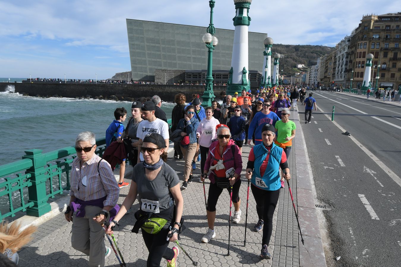 Aspanogi, la Asociación de familias de menores oncológicos de Gipuzkoa, ha reunido en Donostia a más de 800 personas en su VIII Marcha Nórdica Solidaria. La iniciativa, a la que no faltaron la Legión 501 de Star Wars y el payaso Porrotx, cada año recaba más apoyo