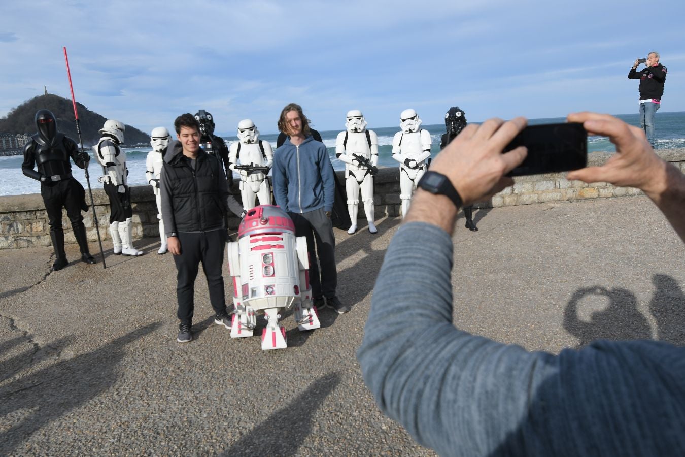 Aspanogi, la Asociación de familias de menores oncológicos de Gipuzkoa, ha reunido en Donostia a más de 800 personas en su VIII Marcha Nórdica Solidaria. La iniciativa, a la que no faltaron la Legión 501 de Star Wars y el payaso Porrotx, cada año recaba más apoyo