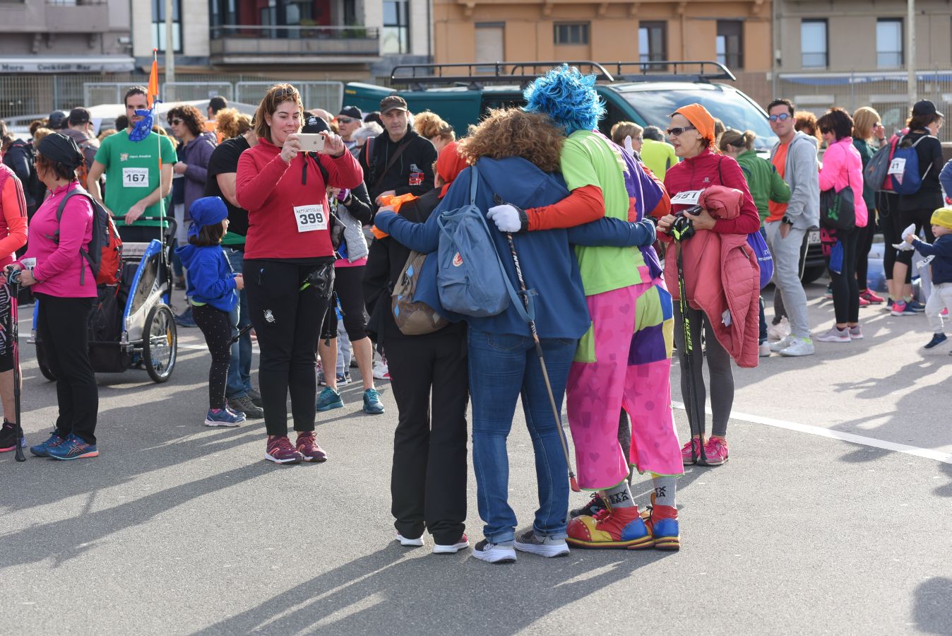 Aspanogi, la Asociación de familias de menores oncológicos de Gipuzkoa, ha reunido en Donostia a más de 800 personas en su VIII Marcha Nórdica Solidaria. La iniciativa, a la que no faltaron la Legión 501 de Star Wars y el payaso Porrotx, cada año recaba más apoyo