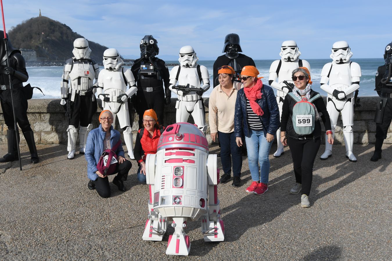 Aspanogi, la Asociación de familias de menores oncológicos de Gipuzkoa, ha reunido en Donostia a más de 800 personas en su VIII Marcha Nórdica Solidaria. La iniciativa, a la que no faltaron la Legión 501 de Star Wars y el payaso Porrotx, cada año recaba más apoyo