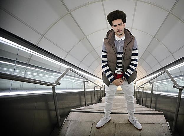 Joanes 'El Negro', en la estación del topo de Intxaurrondo, su barrio de toda la vida.