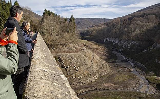 El alcalde, Eneko Goia, contempla el antiguo embalse desde la presa de Enobieta durante su visita a la finca de Artikutza. 