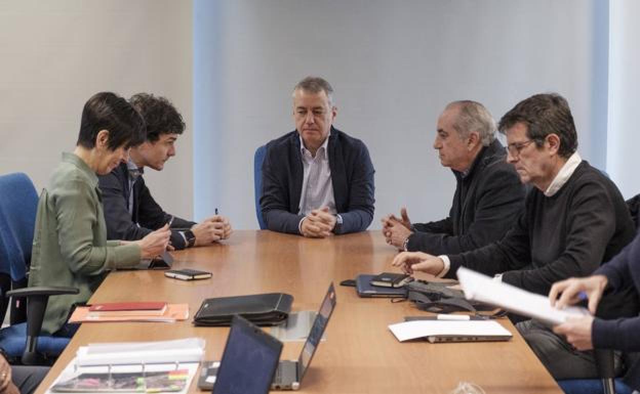 A la reunión también han acudido el diputado general de Bizkaia, Unai Rementaria; el consejero de Medio Ambiente, Iñaki Arriola, y la consejera de Seguridad Estefanía, Beltrán de Heredia 