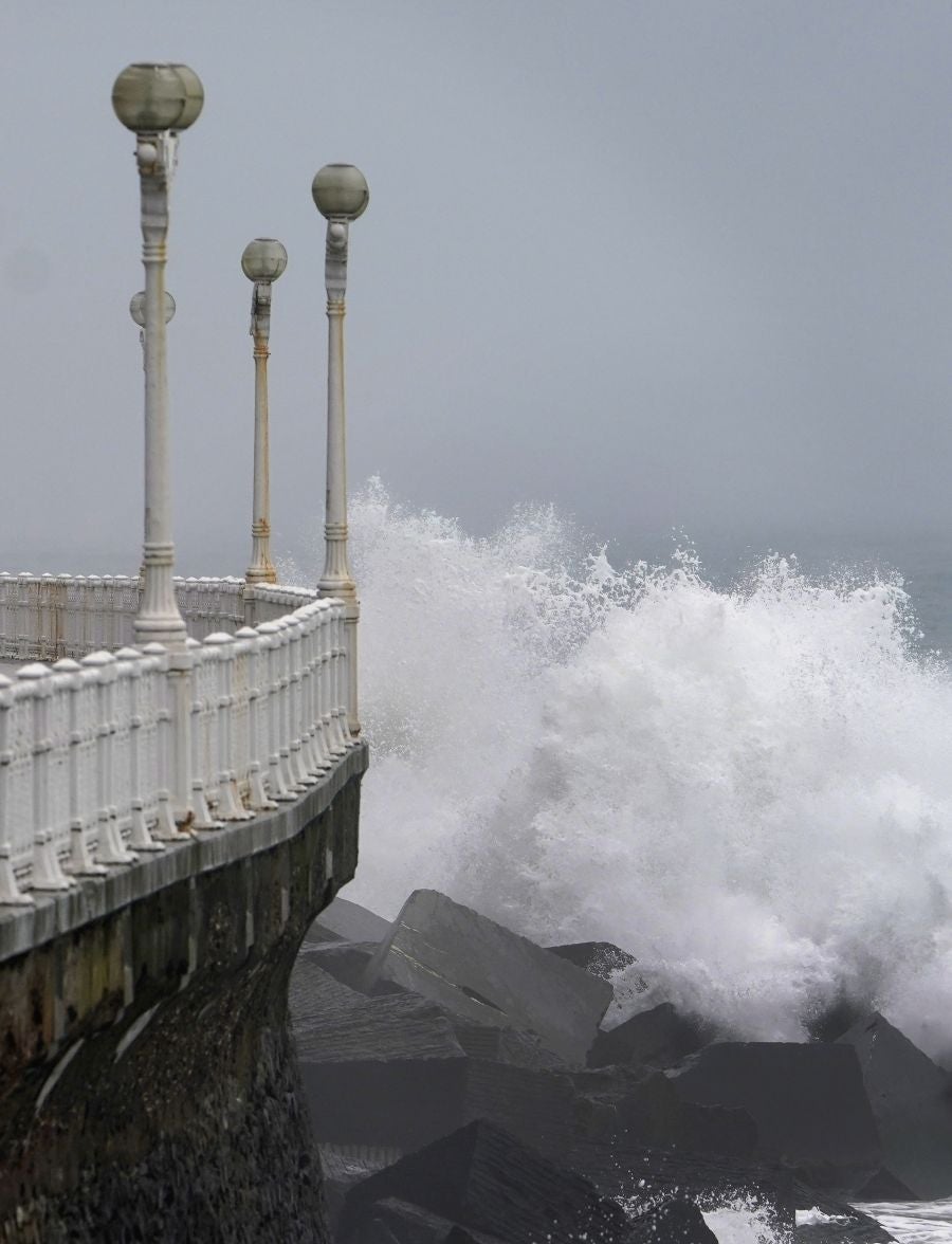 El Departamento vasco de Seguridad ha activado un aviso amarillo este lunes y el martes por riesgo para la navegación ya que se esperan olas de entre 4 y 5 metros de altura.