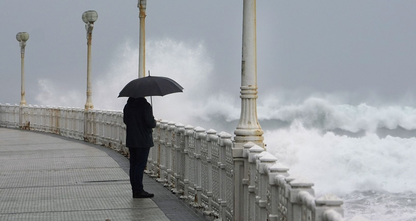 El Departamento vasco de Seguridad ha activado un aviso amarillo este lunes y el martes por riesgo para la navegación ya que se esperan olas de entre 4 y 5 metros de altura.