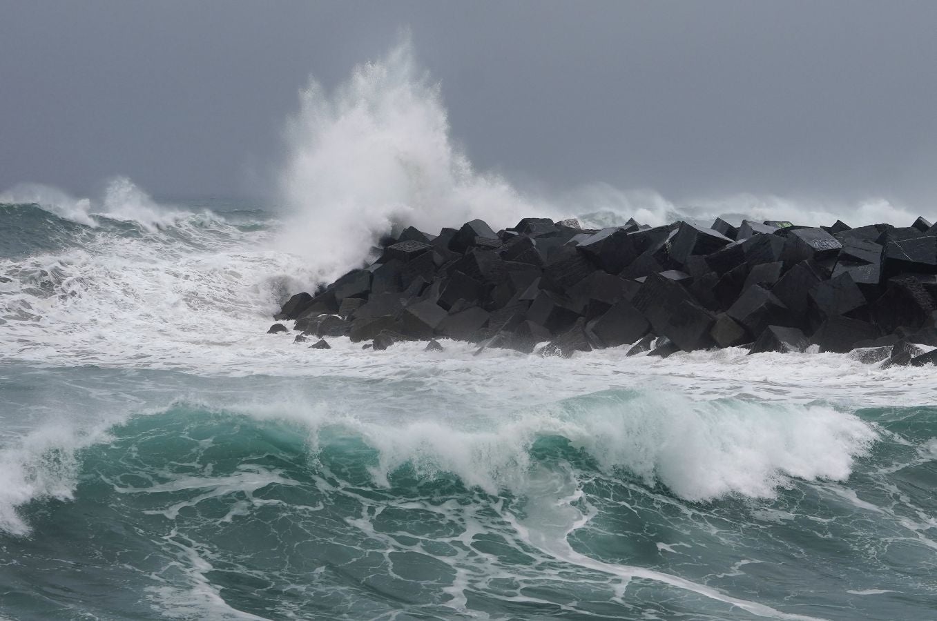 El Departamento vasco de Seguridad ha activado un aviso amarillo este lunes y el martes por riesgo para la navegación ya que se esperan olas de entre 4 y 5 metros de altura.