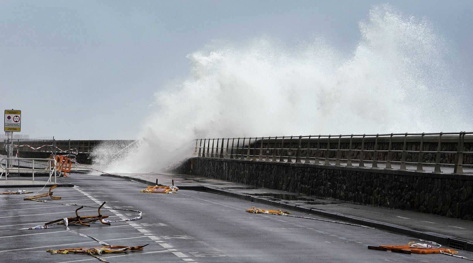 El Departamento vasco de Seguridad ha activado un aviso amarillo este lunes y el martes por riesgo para la navegación ya que se esperan olas de entre 4 y 5 metros de altura.