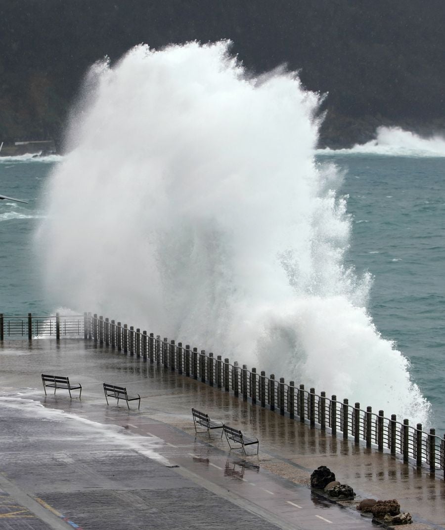 El Departamento vasco de Seguridad ha activado un aviso amarillo este lunes y el martes por riesgo para la navegación ya que se esperan olas de entre 4 y 5 metros de altura.