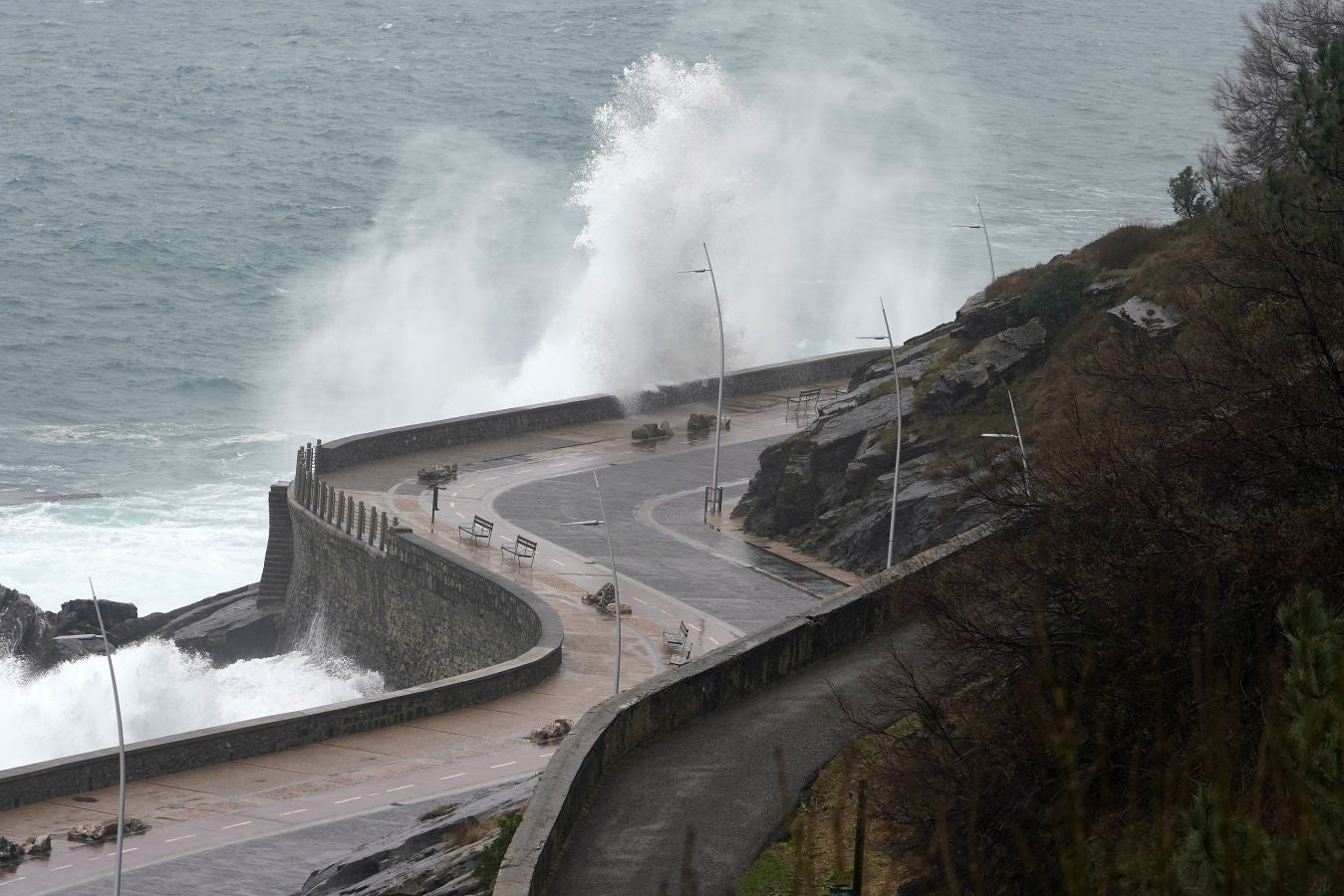 El Departamento vasco de Seguridad ha activado un aviso amarillo este lunes y el martes por riesgo para la navegación ya que se esperan olas de entre 4 y 5 metros de altura.