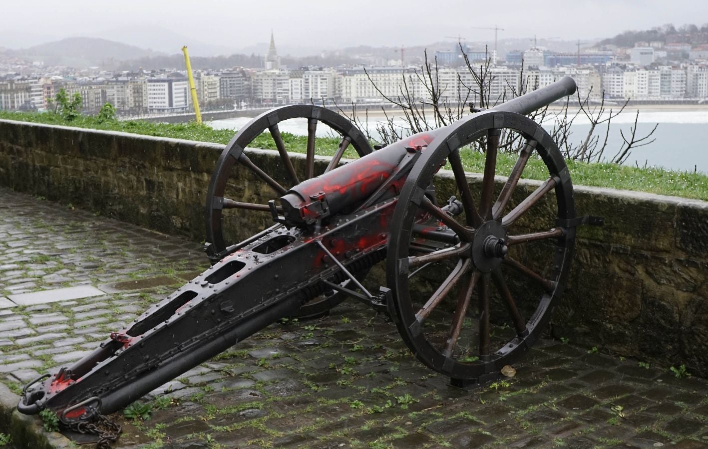 El Departamento vasco de Seguridad ha activado un aviso amarillo este lunes y el martes por riesgo para la navegación ya que se esperan olas de entre 4 y 5 metros de altura.