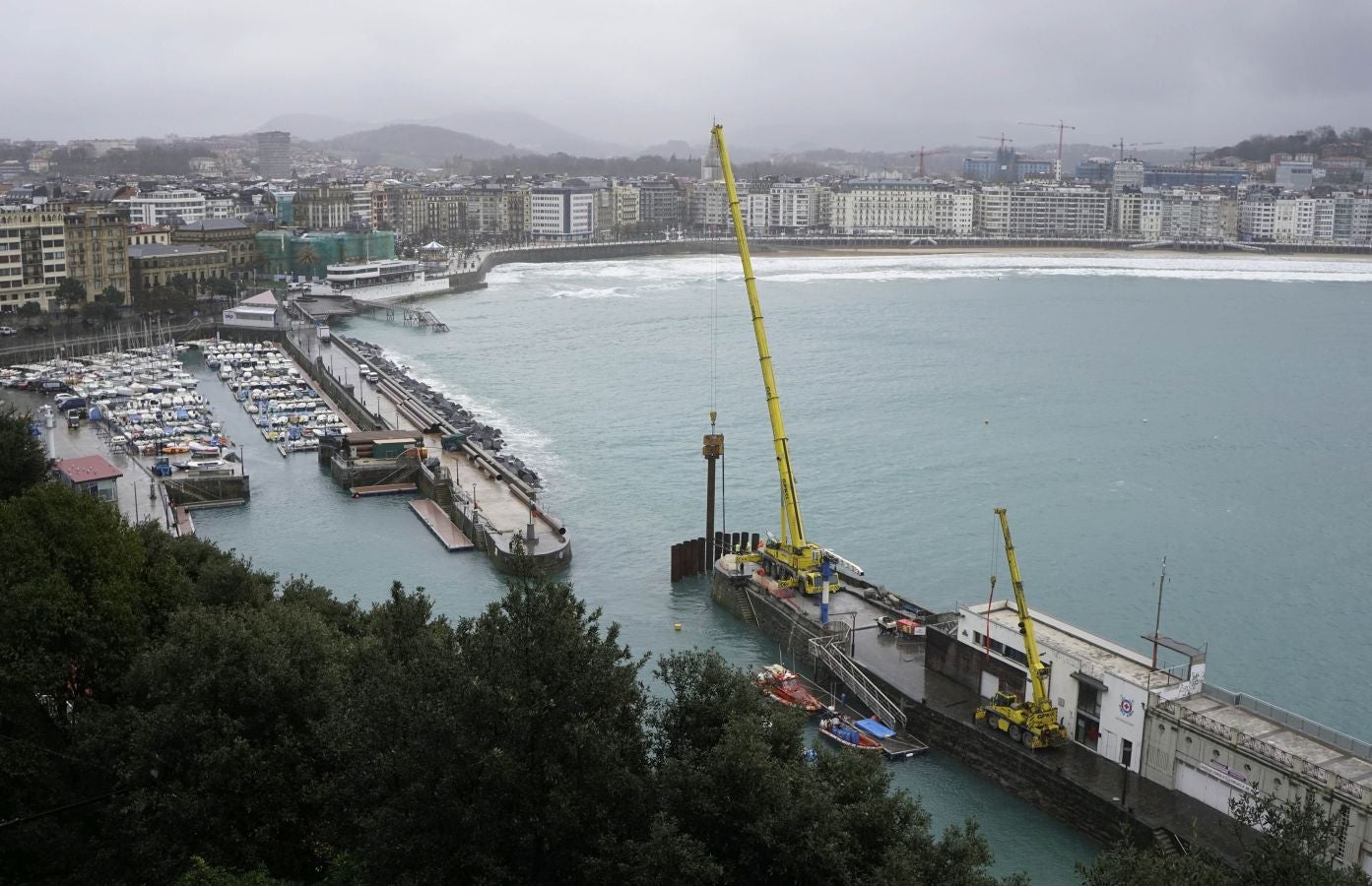 El Departamento vasco de Seguridad ha activado un aviso amarillo este lunes y el martes por riesgo para la navegación ya que se esperan olas de entre 4 y 5 metros de altura.