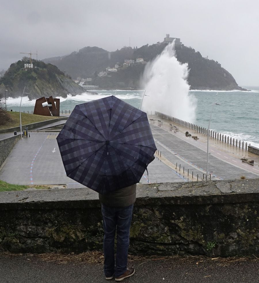 El Departamento vasco de Seguridad ha activado un aviso amarillo este lunes y el martes por riesgo para la navegación ya que se esperan olas de entre 4 y 5 metros de altura.