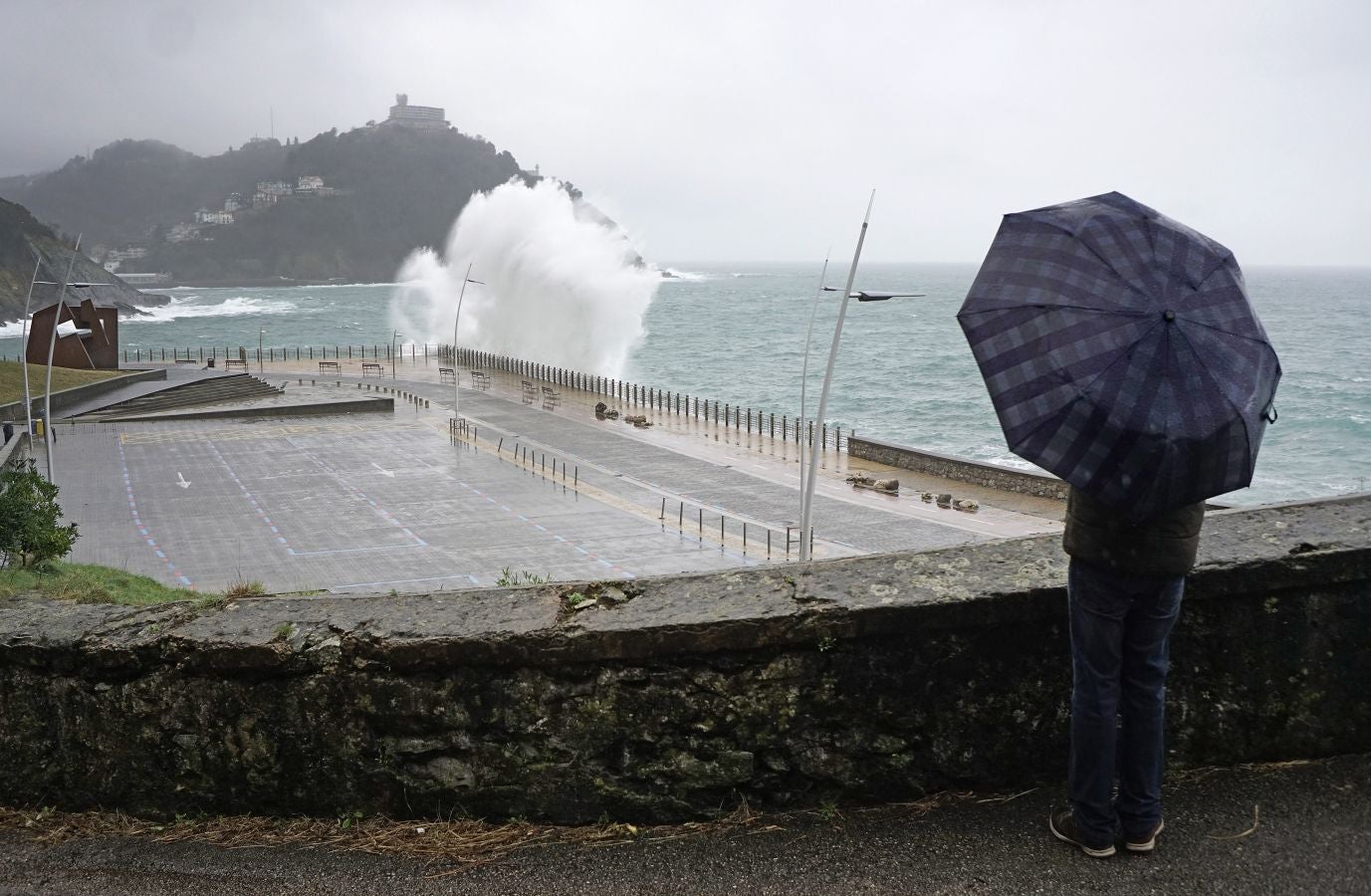 El Departamento vasco de Seguridad ha activado un aviso amarillo este lunes y el martes por riesgo para la navegación ya que se esperan olas de entre 4 y 5 metros de altura.