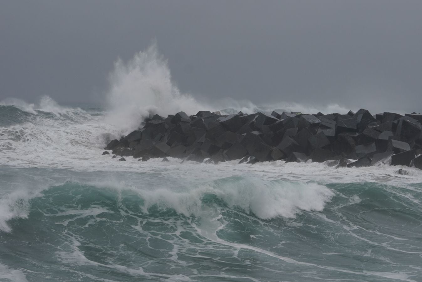 El Departamento vasco de Seguridad ha activado un aviso amarillo este lunes y el martes por riesgo para la navegación ya que se esperan olas de entre 4 y 5 metros de altura.