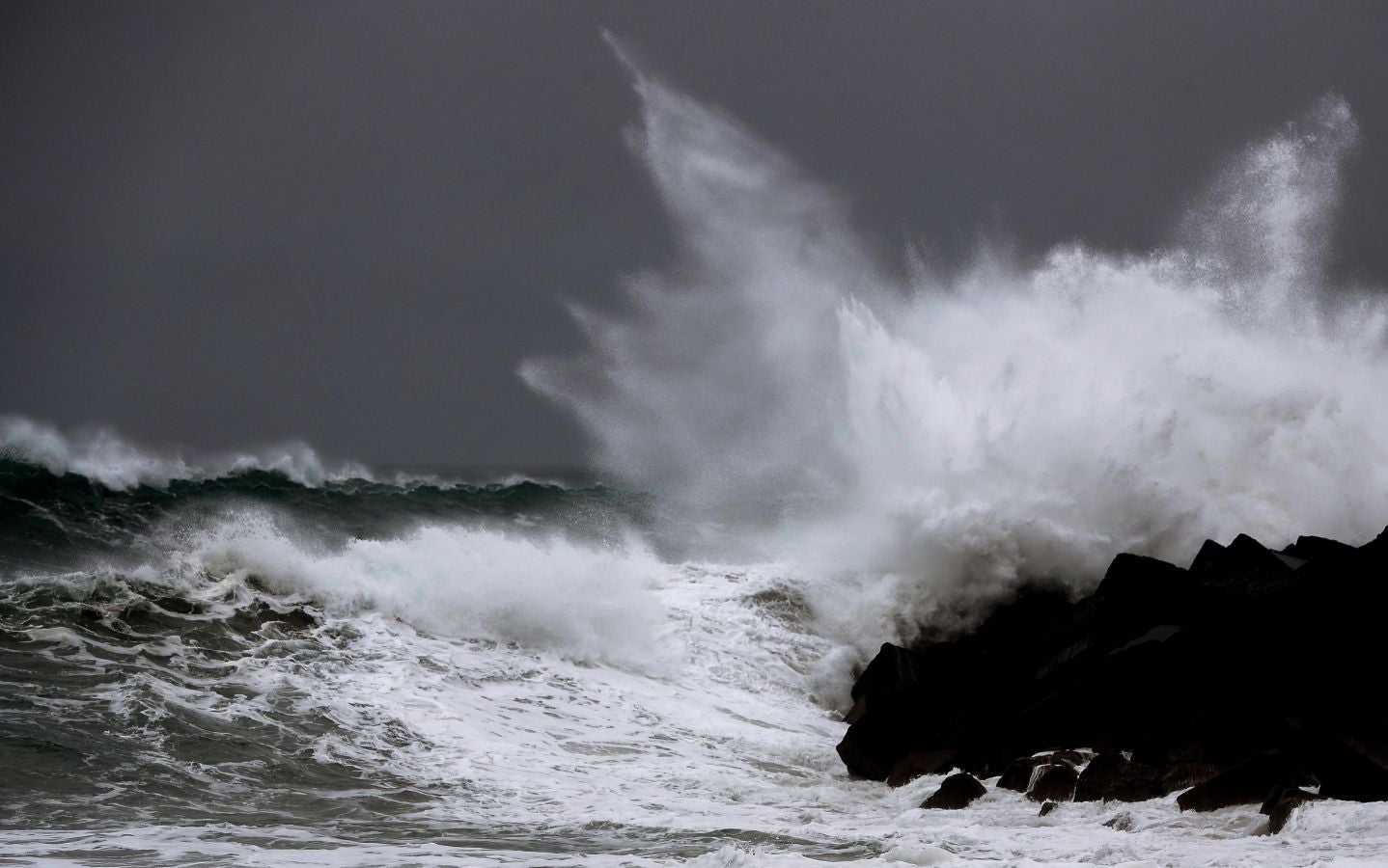 El Departamento vasco de Seguridad ha activado un aviso amarillo este lunes y el martes por riesgo para la navegación ya que se esperan olas de entre 4 y 5 metros de altura.