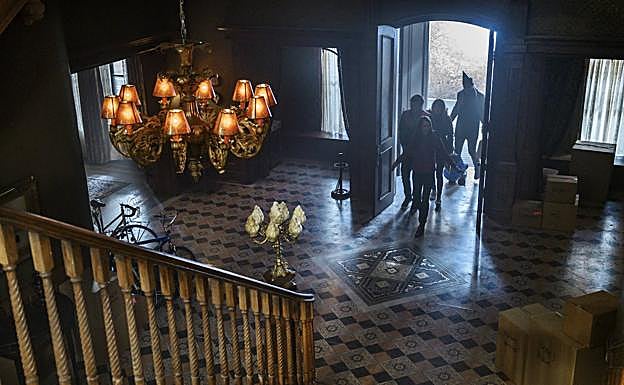 Imagen principal - Tres fotogramas de la serie.