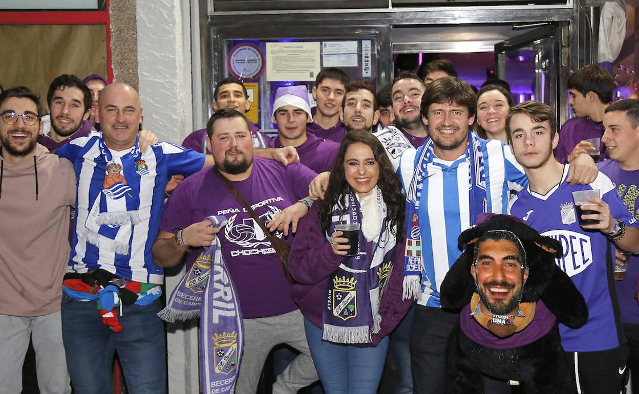 Aficionados del Becerril y de la Real Sociedad antes del encuentro de Copa.