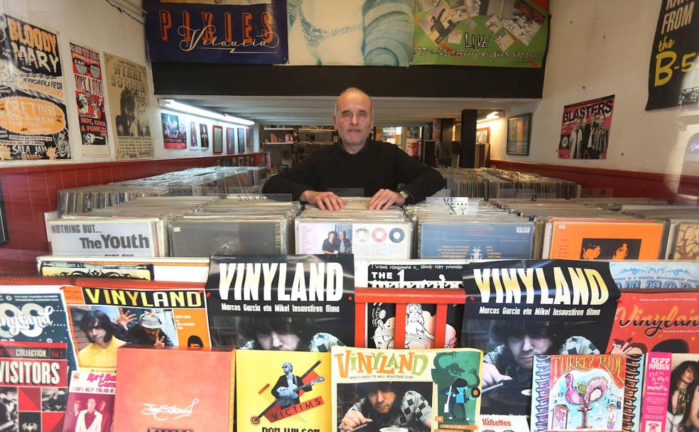 Juancar García entre la amplia selección de discos de rock, punk, garaje, soul, pop y otros estilos afines de su tienda. 