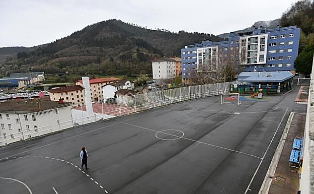 Patio del colegio Amaña de Eibar vacío durante la hora del recreo 