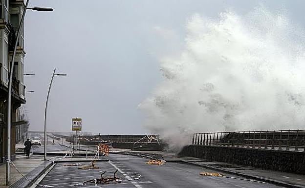 Paseo Nuevo. Varias vallas de seguridad yacen en el suelo, víctimas de olas de más de cinco metros que saltaron el muro.