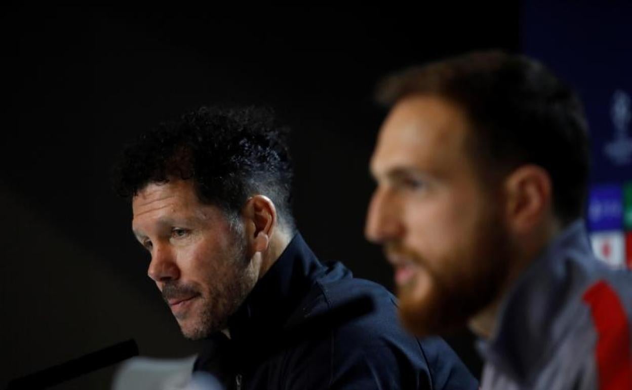 Diego Pablo Simeone y Jan Oblak, en conferencia de prensa. 