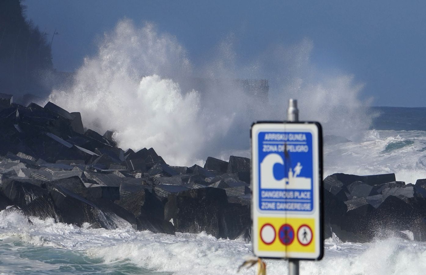 Protección civil de San Sebastián ha informado de que, una vez finalizado el aviso amarillo por riesgo marítimo-costero, a las seis de esta tarde se han reabierto los paseos Nuevo, Leizaola y Peine del Viento