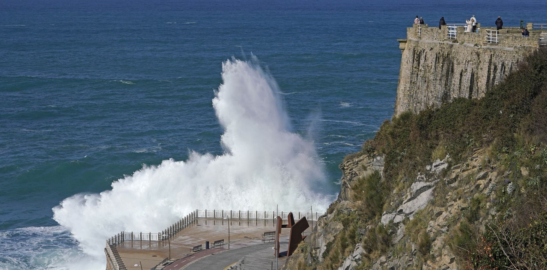 Protección civil de San Sebastián ha informado de que, una vez finalizado el aviso amarillo por riesgo marítimo-costero, a las seis de esta tarde se han reabierto los paseos Nuevo, Leizaola y Peine del Viento