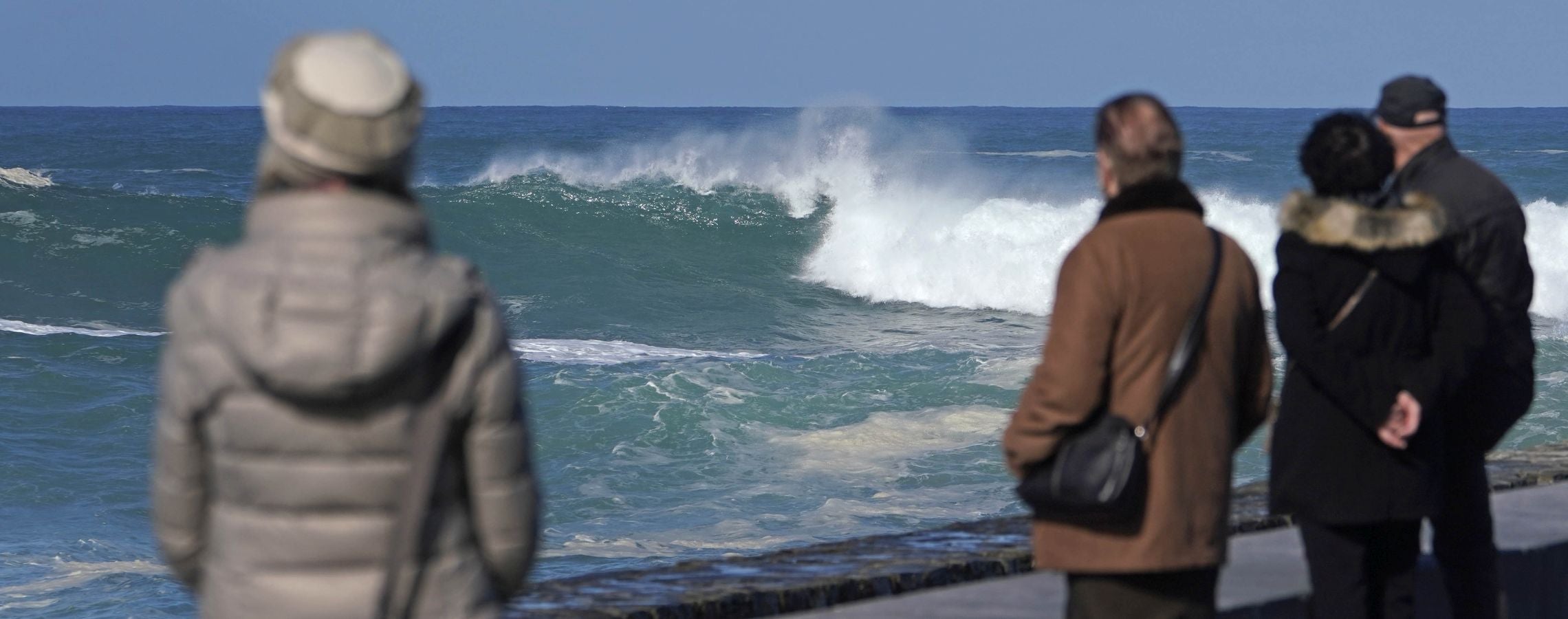 Protección civil de San Sebastián ha informado de que, una vez finalizado el aviso amarillo por riesgo marítimo-costero, a las seis de esta tarde se han reabierto los paseos Nuevo, Leizaola y Peine del Viento