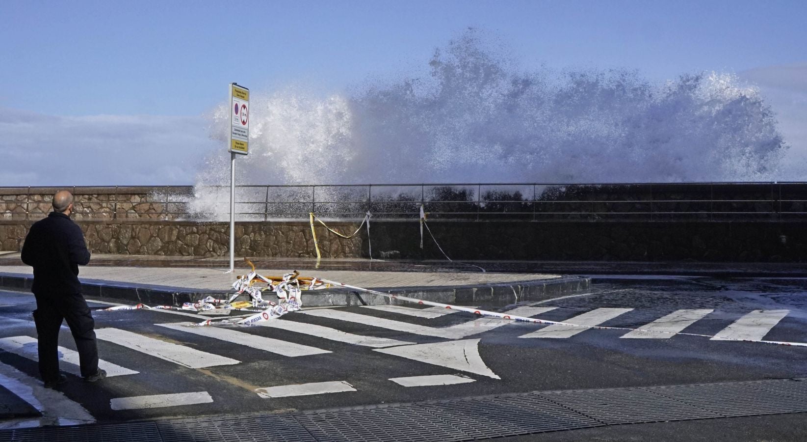 Protección civil de San Sebastián ha informado de que, una vez finalizado el aviso amarillo por riesgo marítimo-costero, a las seis de esta tarde se han reabierto los paseos Nuevo, Leizaola y Peine del Viento