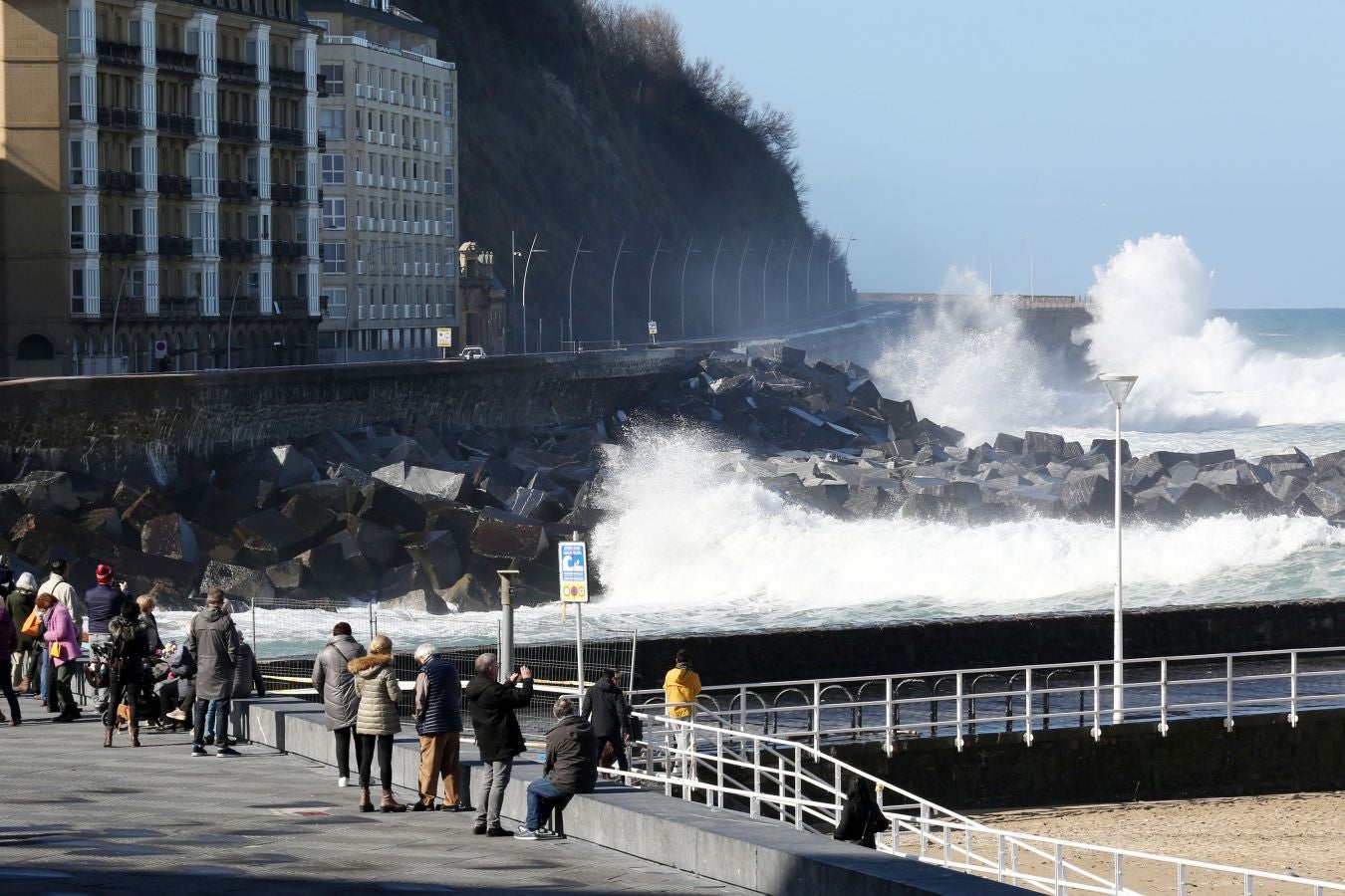 Protección civil de San Sebastián ha informado de que, una vez finalizado el aviso amarillo por riesgo marítimo-costero, a las seis de esta tarde se han reabierto los paseos Nuevo, Leizaola y Peine del Viento