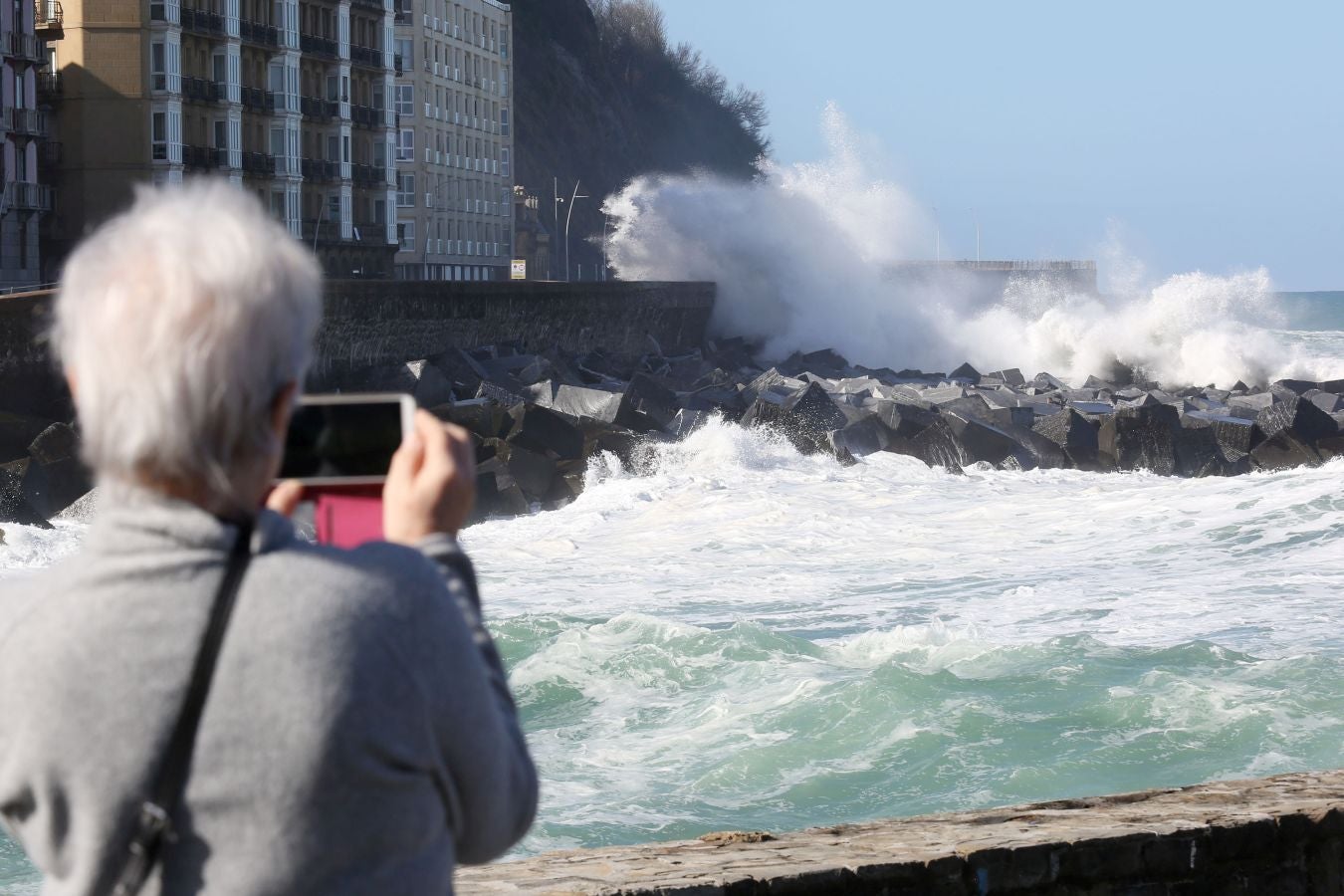 Protección civil de San Sebastián ha informado de que, una vez finalizado el aviso amarillo por riesgo marítimo-costero, a las seis de esta tarde se han reabierto los paseos Nuevo, Leizaola y Peine del Viento