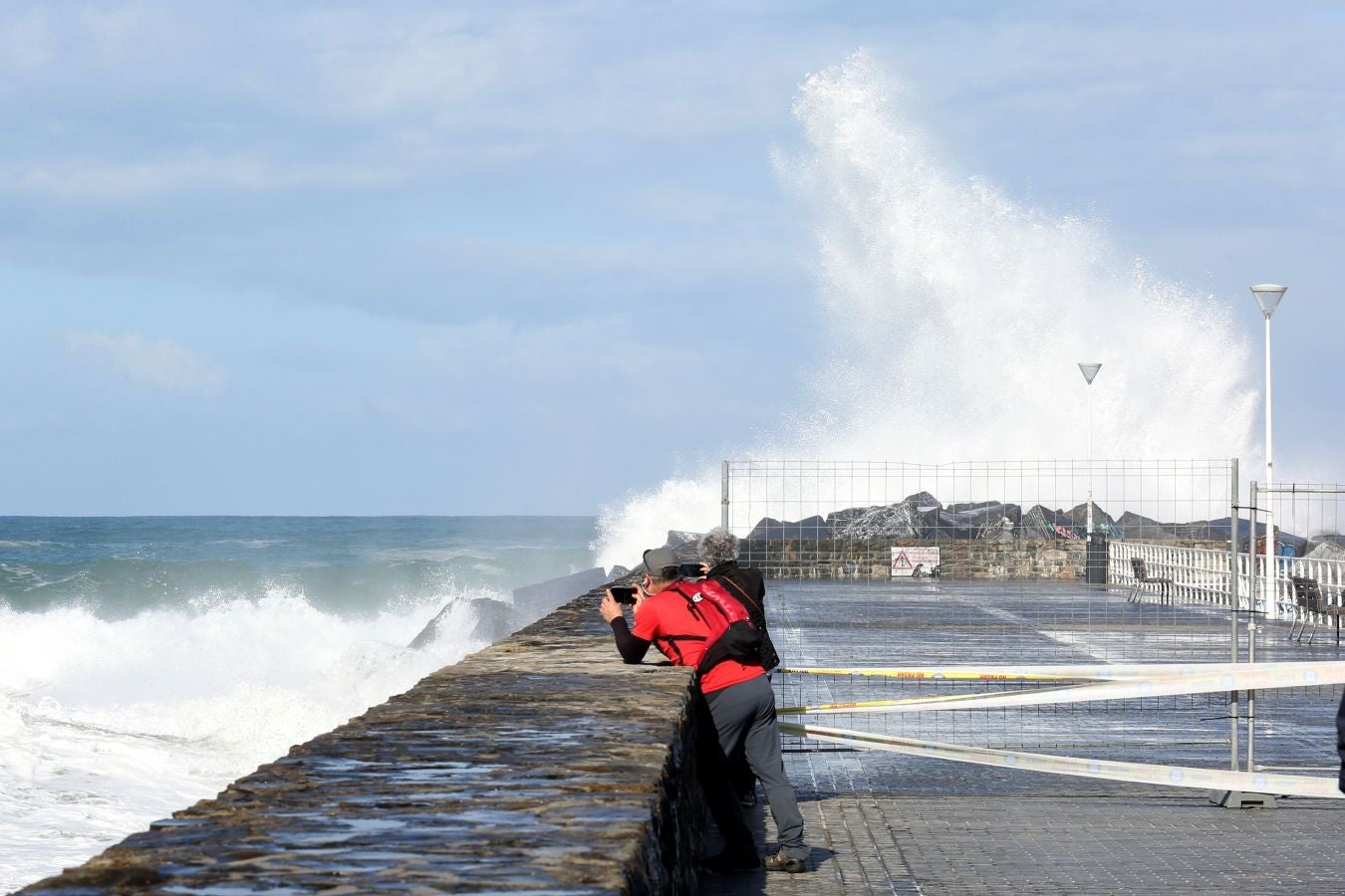 Protección civil de San Sebastián ha informado de que, una vez finalizado el aviso amarillo por riesgo marítimo-costero, a las seis de esta tarde se han reabierto los paseos Nuevo, Leizaola y Peine del Viento