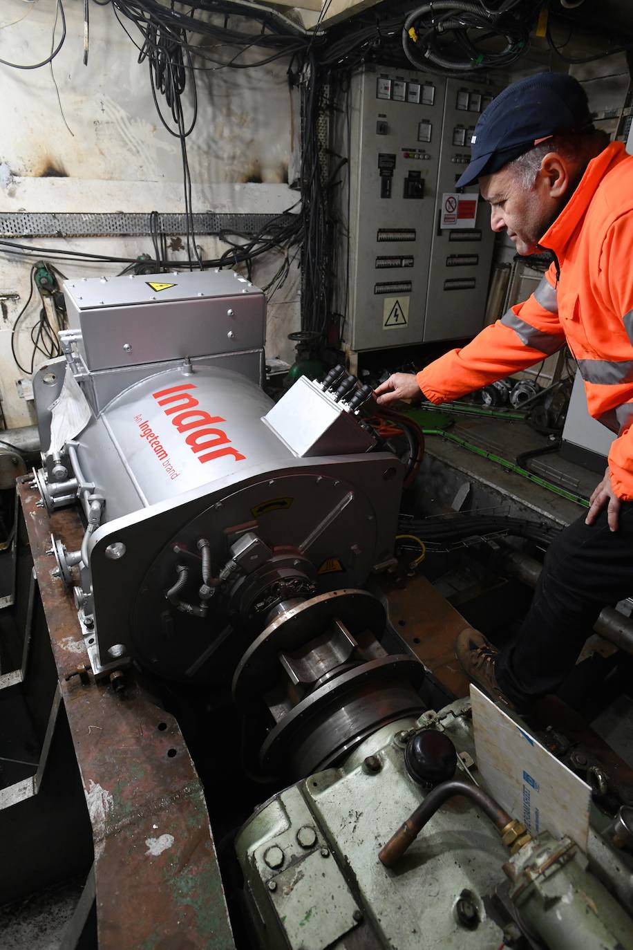 El buque escuela del Instituto Náutico Blas de Lezo de Pasaia se convertirá en el primer pesquero híbrido en España con capacidad para navegar entre 20 y 30 millas náuticas en modo «cero emisiones», tras ser equipado con un sistema eléctrico de propulsión diseñado íntegramente en Euskadi.