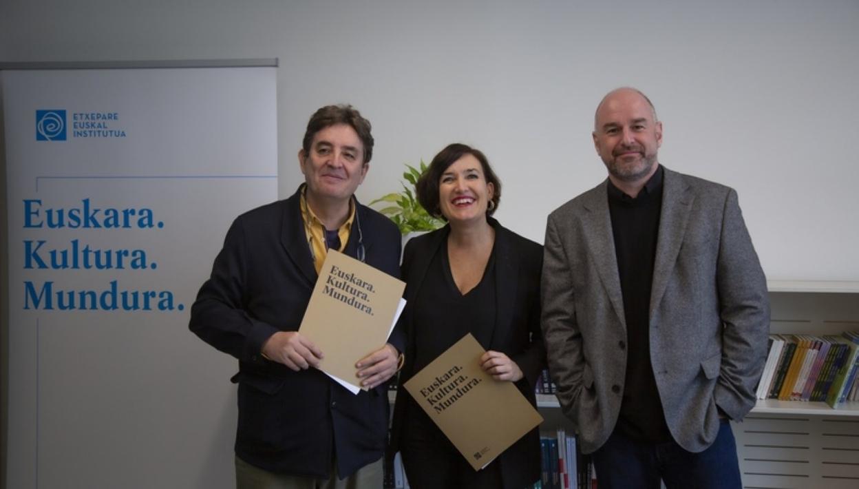 Montero, Larraza y Fernández, en la firma del convenio.