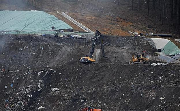 Varias máquinas trabajando ayer en una zona del vertedero. 