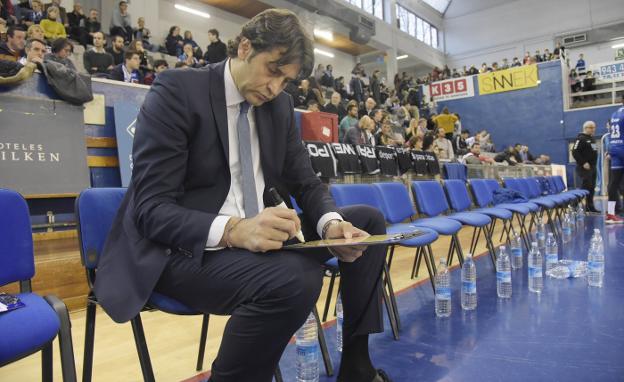 Nicola perfila en su pizarra las últimas órdenes para sus jugadores, en el choque ante el Marín en el Gasca. 