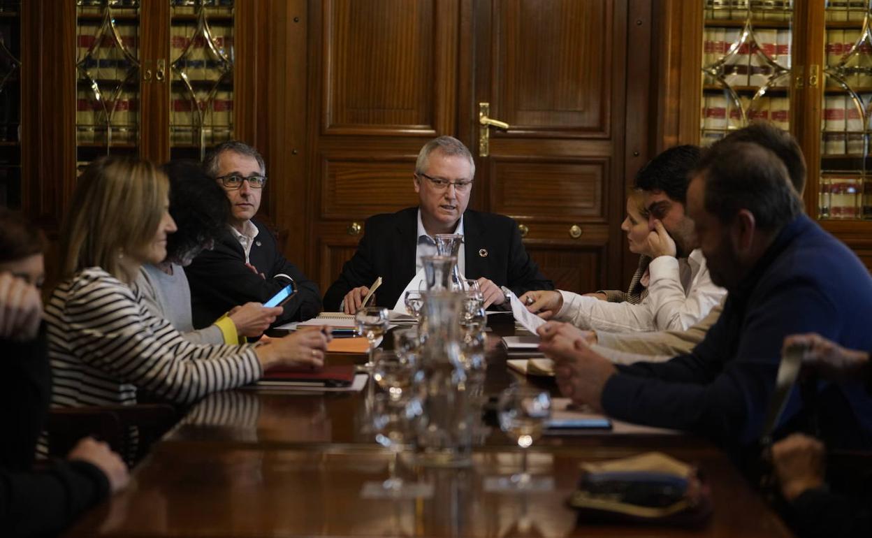 El diputado de Medio Ambiente, en la reunión con los representantes de las mancomunidades. 