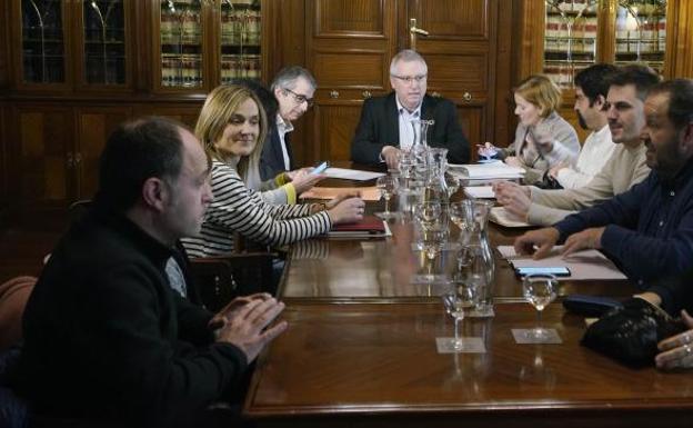 Asensio junto con representantes de las mancomunidades.