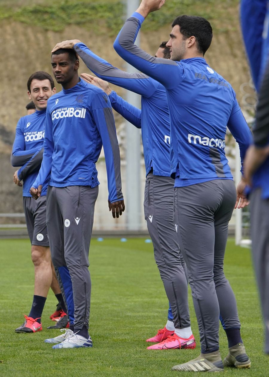 Los cinco canteranos del Sanse han saltado al césped junto con los intengrantes de la primera plantilla, en la que se ha visto corretear a Illarramendi